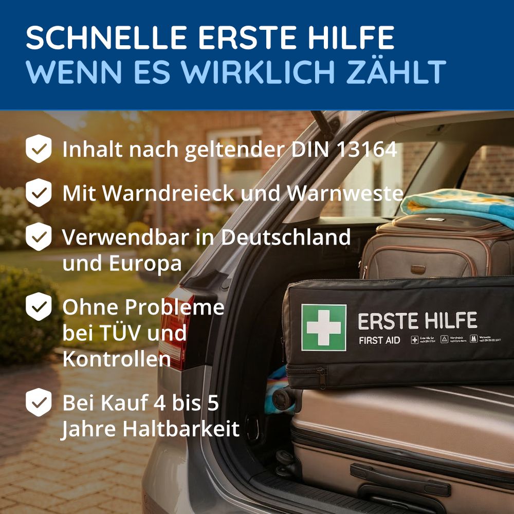 Schwarze Erste-Hilfe-Tasche im Kofferraum. Enthält Warndreieck und Warnweste. Inhalt nach DIN 13164. Haltbarkeit 4-5 Jahre.