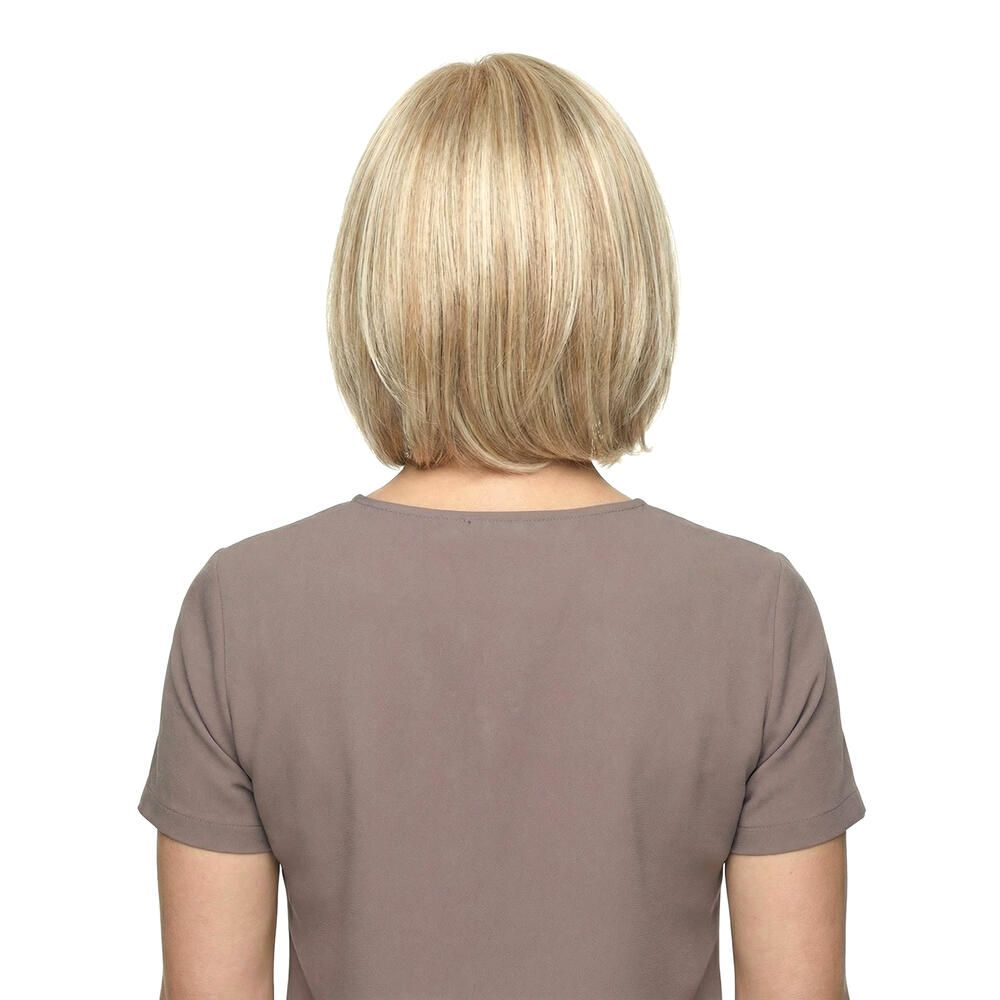 Rückansicht einer blonden Perücke mit gestuften Haaren. Hellbraunes Oberteil.