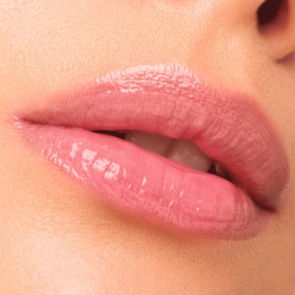 Nahaufnahme von Lippen, die mit Catrice Supreme Lippenfiller Gloss geschminkt sind. Glänzendes, rosa Finish.