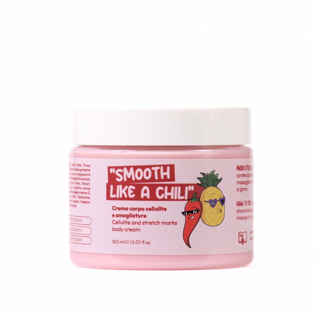 Crema rosa in un barattolo con coperchio bianco. L'etichetta recita "Smooth Like a Chili" e "Crema corpo cellulite e smagliature". La confezione mostra un peperoncino e un ananas con occhiali da sole. 150 ml.