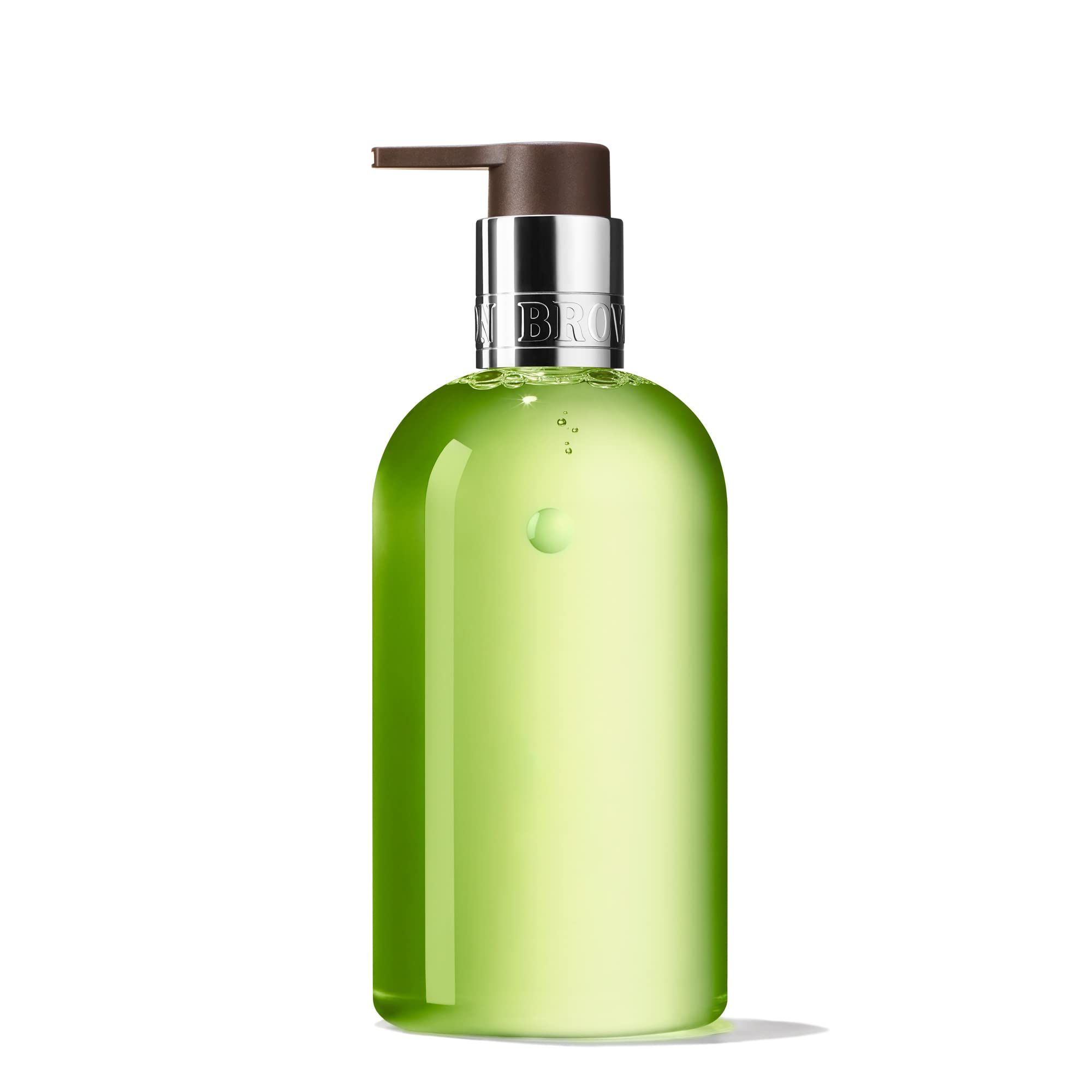 Grüne Flüssigseife mit Pumpe. Aufschrift: Molton Brown, Lime & Patchouli. Hergestellt in England.