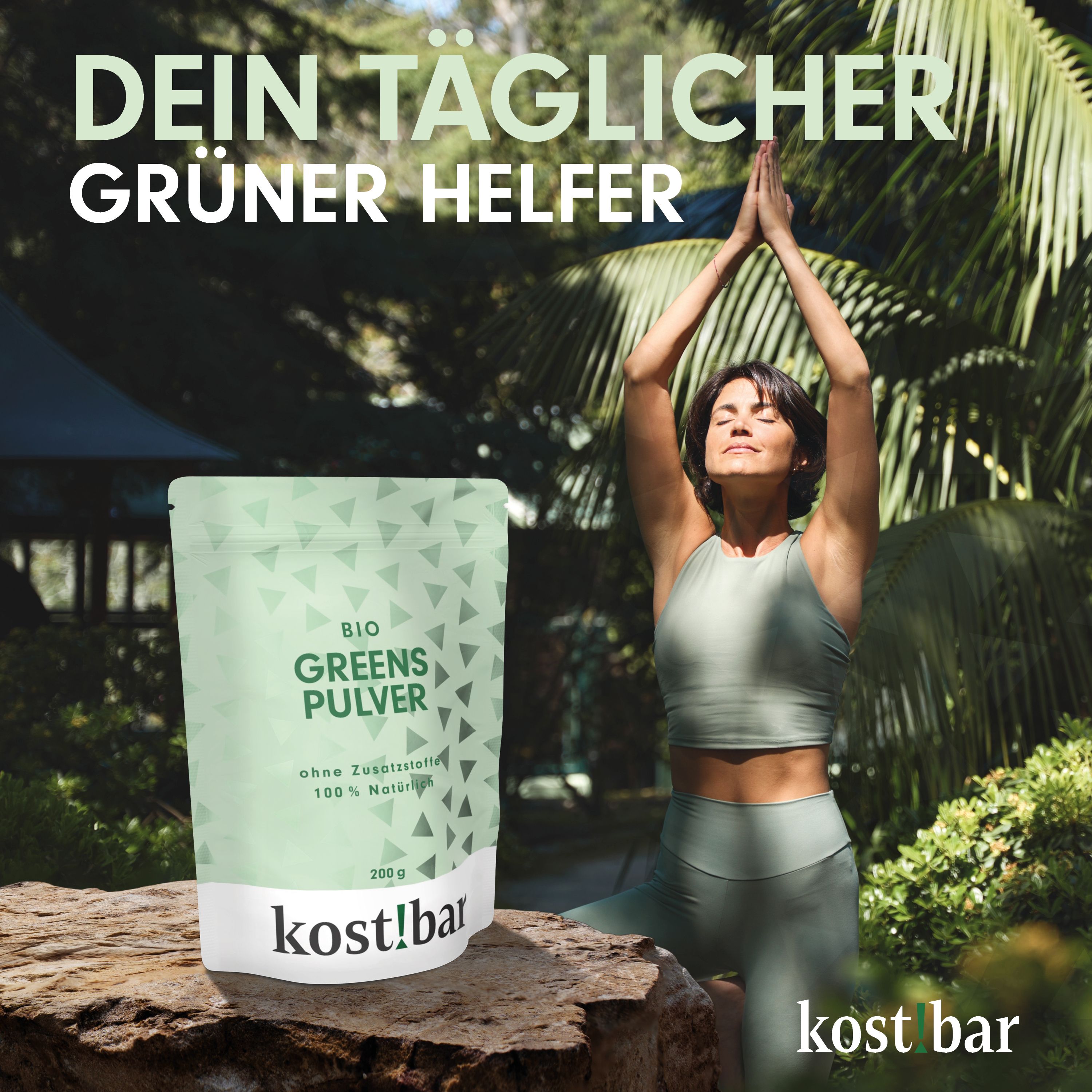 Beutel mit grünem Pulver, Frau in Yoga-Pose, Text: Dein täglicher grüner Helfer, Marke kost!bar.