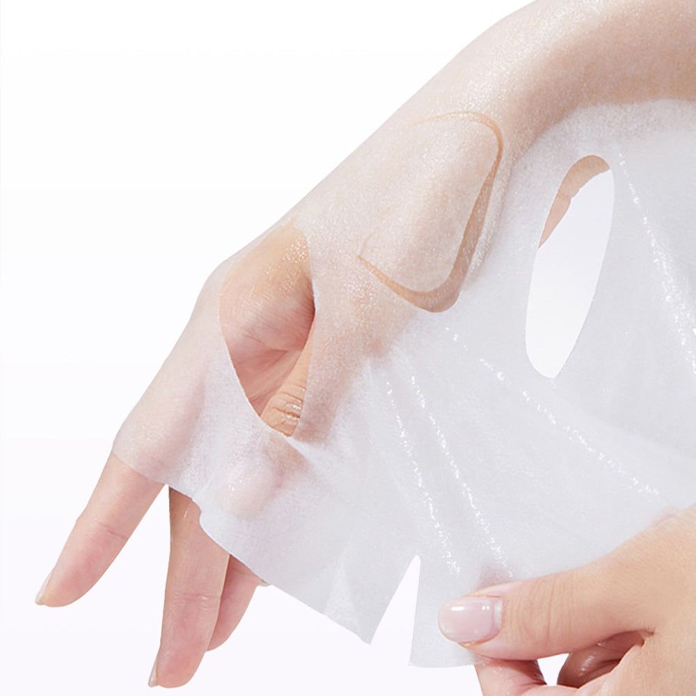 Weiße Tuchmaske mit Augen- und Mundöffnungen, die auf einer Hand liegt.