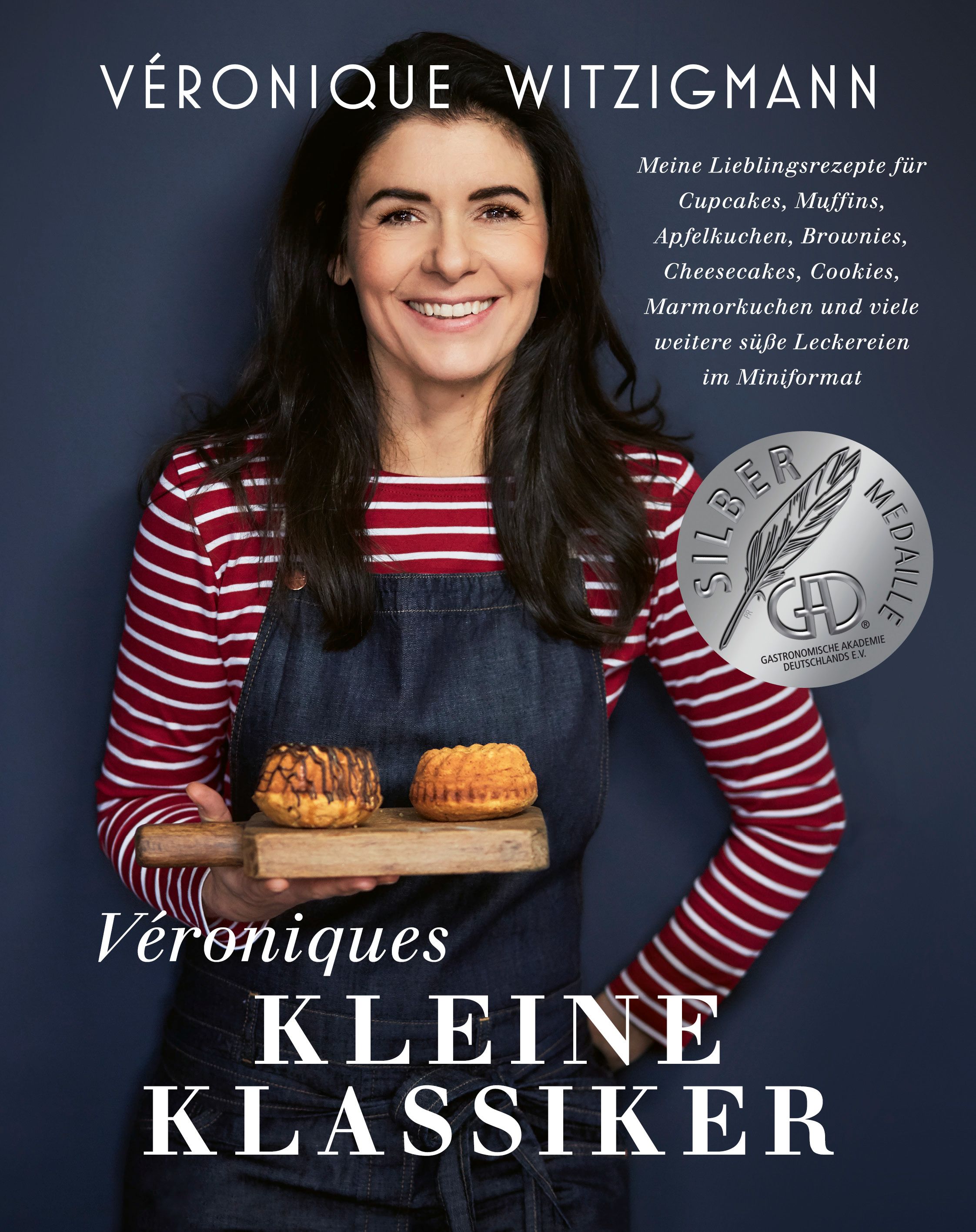Buchcover mit Frau, Titel: Véroniques kleine Klassiker. Sie hält Gebäck auf Holzbrett. Silbermedaille.