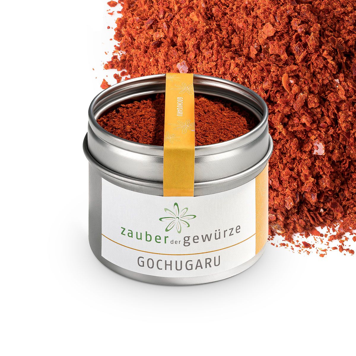 Runde Dose mit rotem Pulver, daneben rotes Pulver verstreut. Aufkleber "Zauber der Gewürze Gochugaru". Gelber Streifen mit "Gochugaru".