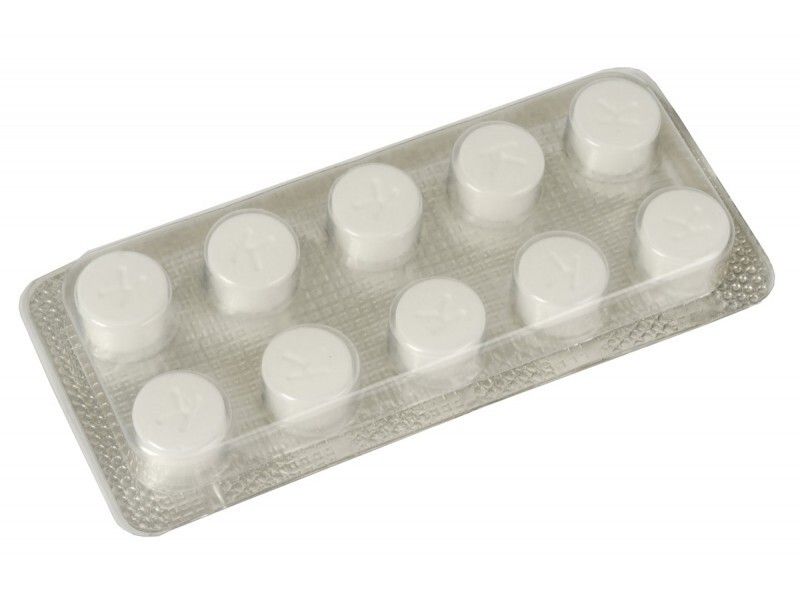 Blisterpackung mit 10 weißen Reinigungstabletten. Tabletten mit Prägung. Transparente Kunststoffverpackung.