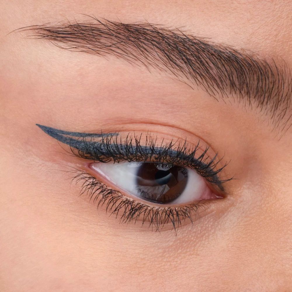 Auge mit blauem Eyeliner-Strich.