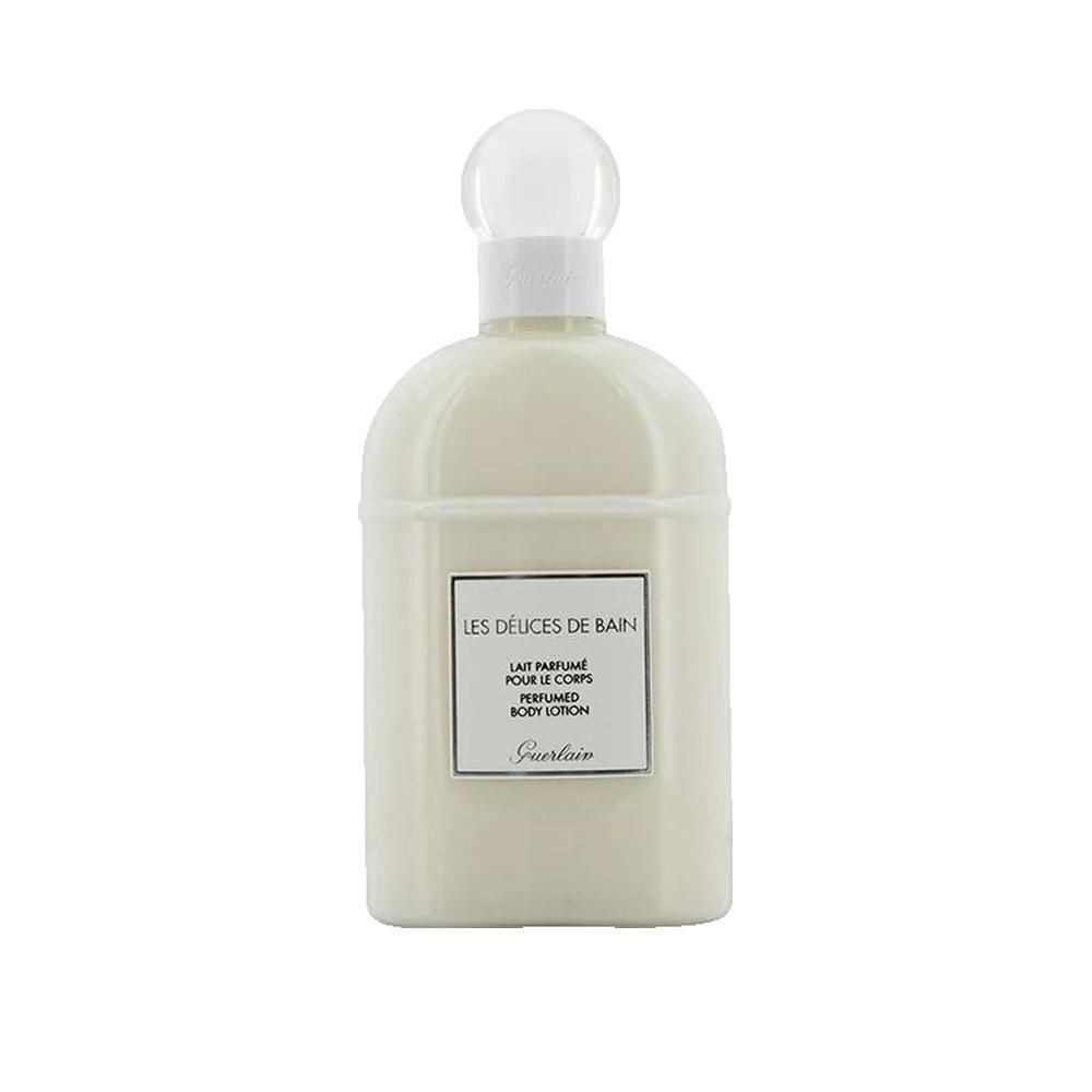 Körperlotion-Flasche. Weißes Glas, klarer Verschluss. Etikett mit Text: Les Délices de Bain, Lait Parfumé Pour Le Corps, Guerlain.