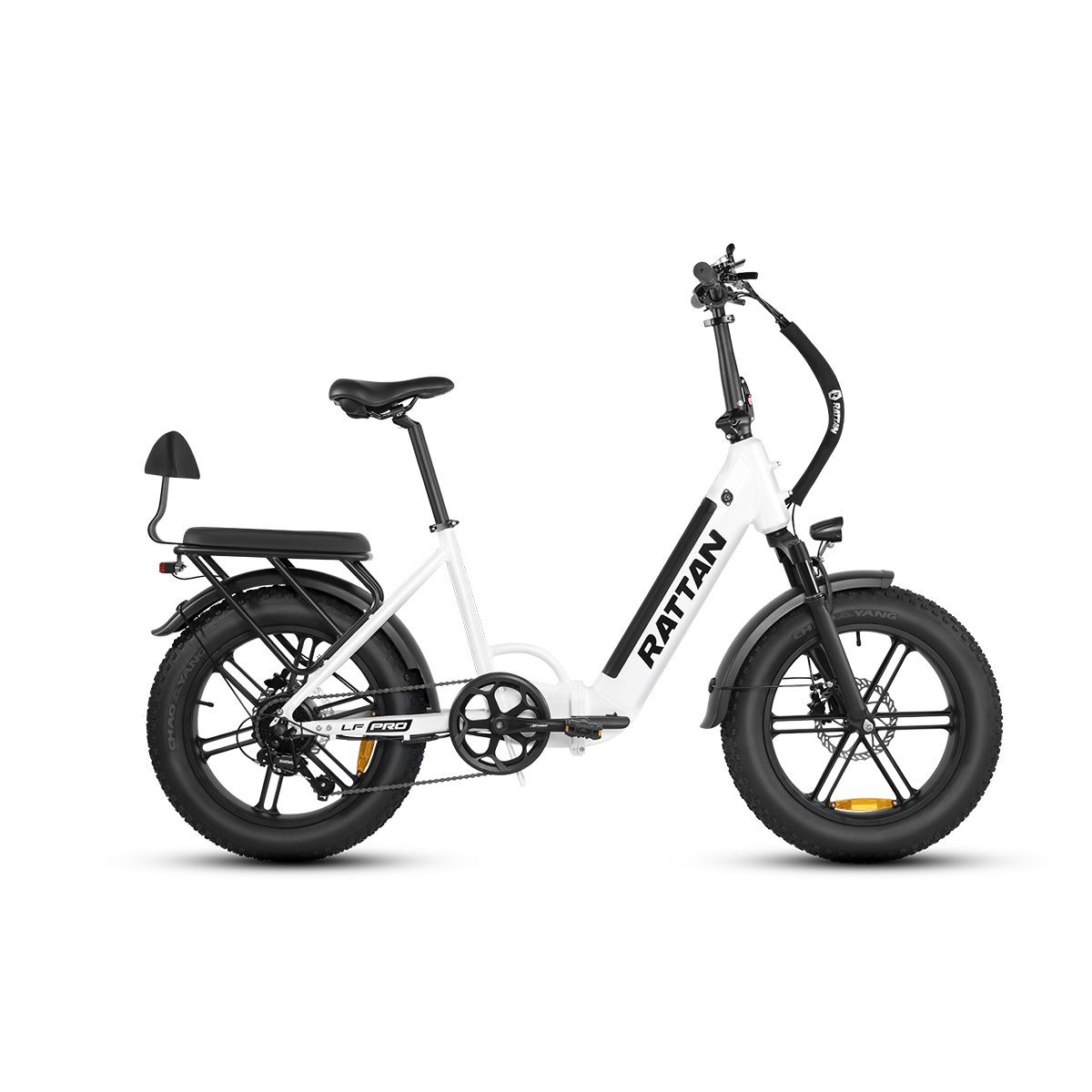 Weißes Klappfahrrad mit schwarzen Reifen und Details. Marke RATTAN auf dem Rahmen. Gepäckträger und Rücksitz.