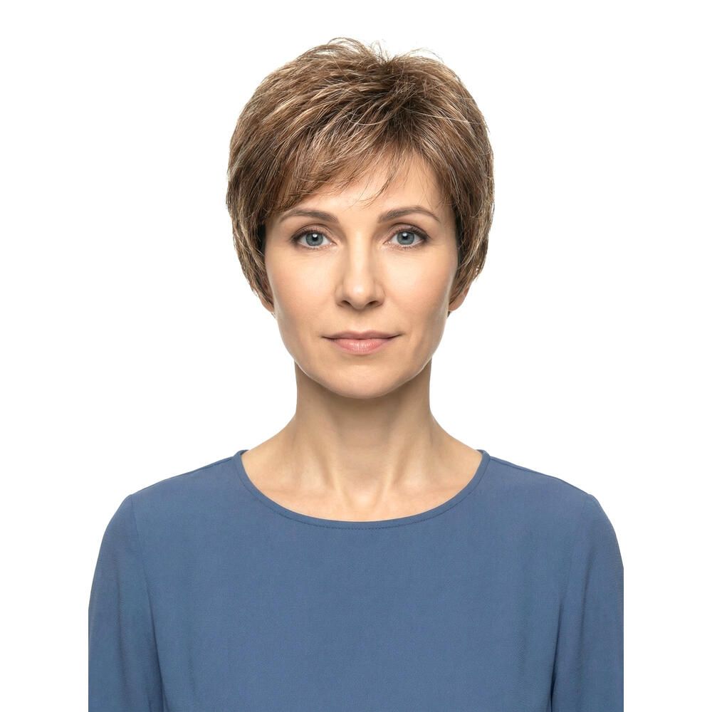 Kurzhaarperücke mit braun-blondem Haar. Die Frau trägt ein blaues Oberteil. Frontansicht.