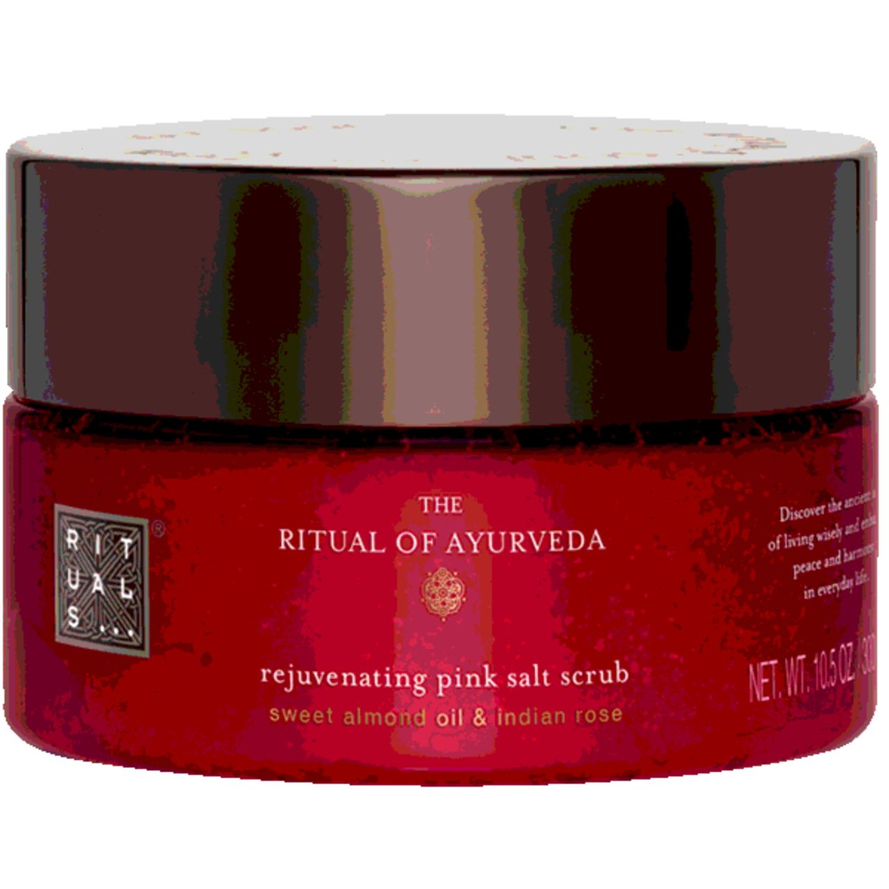 Roter Tiegel mit braunem Deckel. Aufschrift: The Ritual of Ayurveda, Rejuvenating pink salt scrub. Inhaltsstoffe: Sweet almond oil & indian rose.