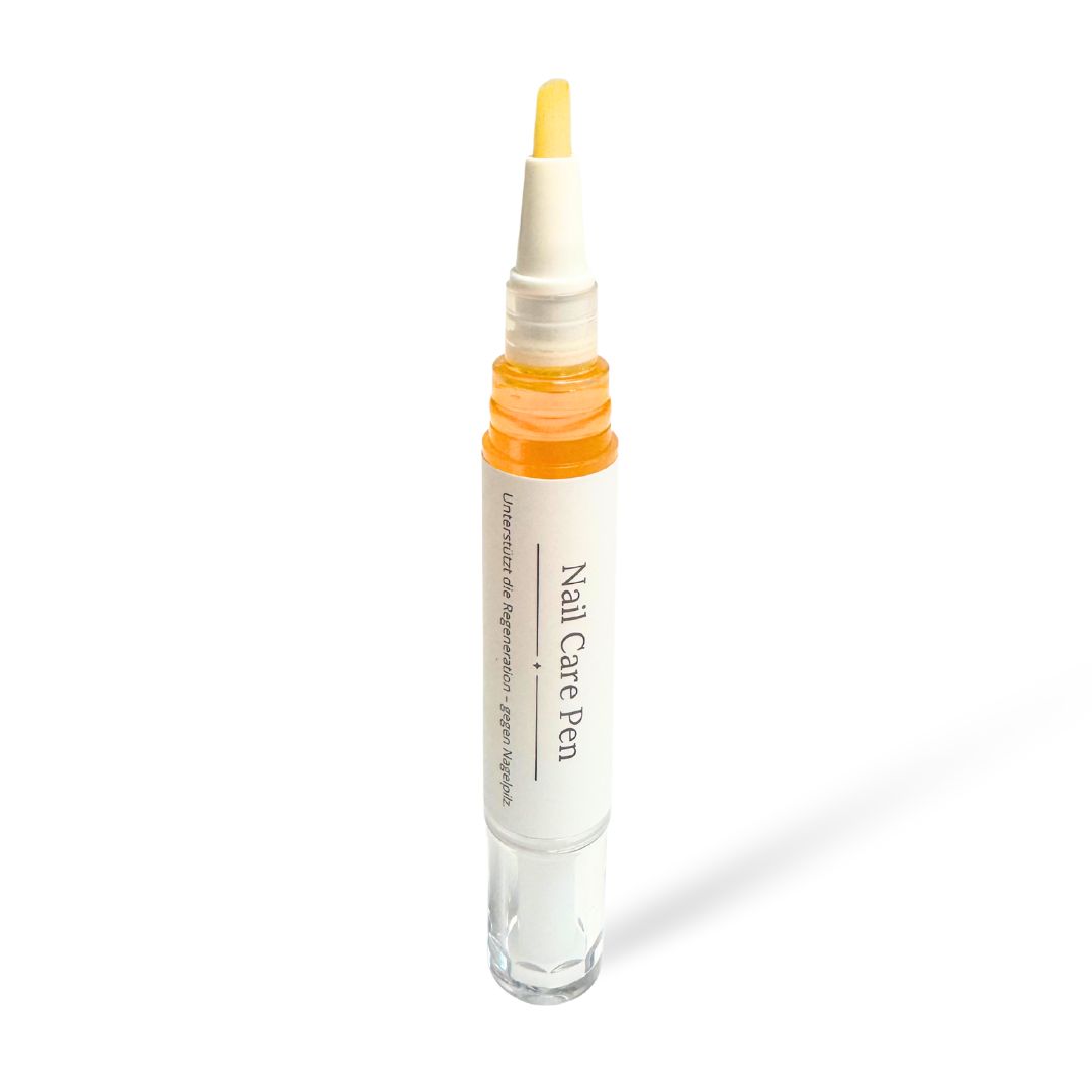 Stift zur Nagelpflege. Weißer Stift mit gelber Spitze und Flüssigkeit. Beschriftung: Nail Care Pen.