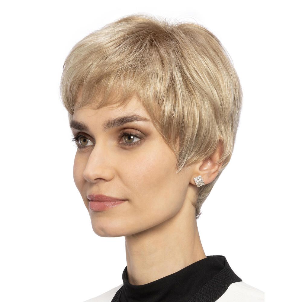 Blonde Kurzhaarperücke. Frau im Profil, Blick nach rechts.