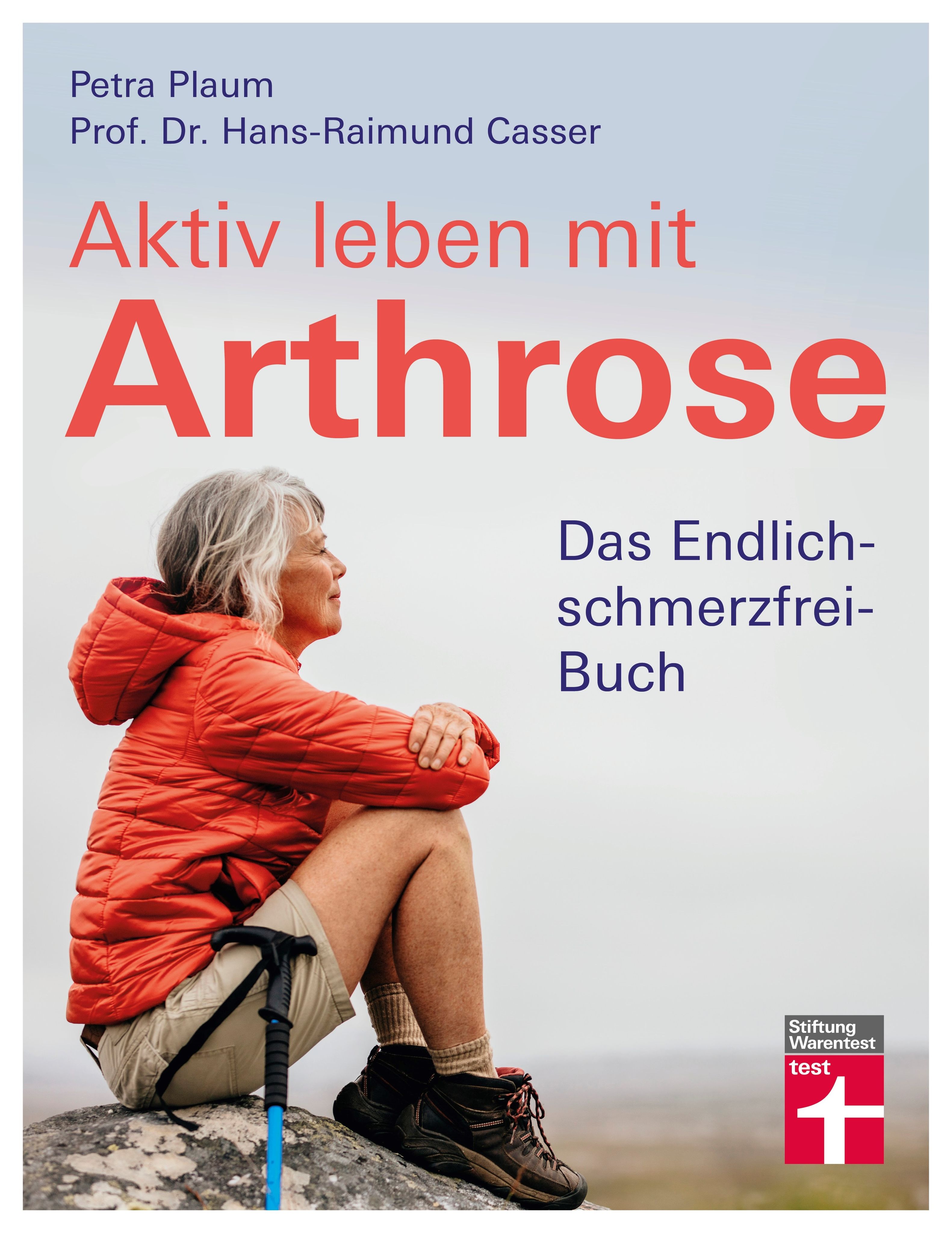 Buchcover: "Aktiv leben mit Arthrose". Frau sitzt auf Felsen. Titel in Rot. Autoren: Petra Plaum, Prof. Dr. Hans-Raimund Casser. Stiftung Warentest.