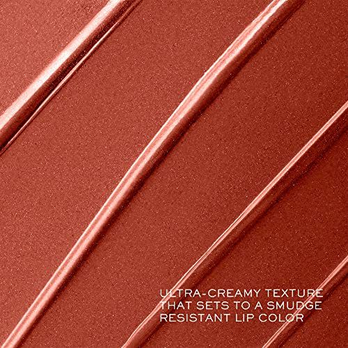 Nahaufnahme von Lippenstift-Swatches. Text beschreibt die cremige Textur und die Haltbarkeit des Lippenstifts.