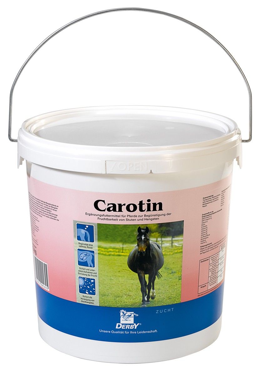 Weißer Eimer mit Carotin-Zusatzfutter für Pferde. Rosa Etikett mit Produktname, Pferdeabbildung und Logo.