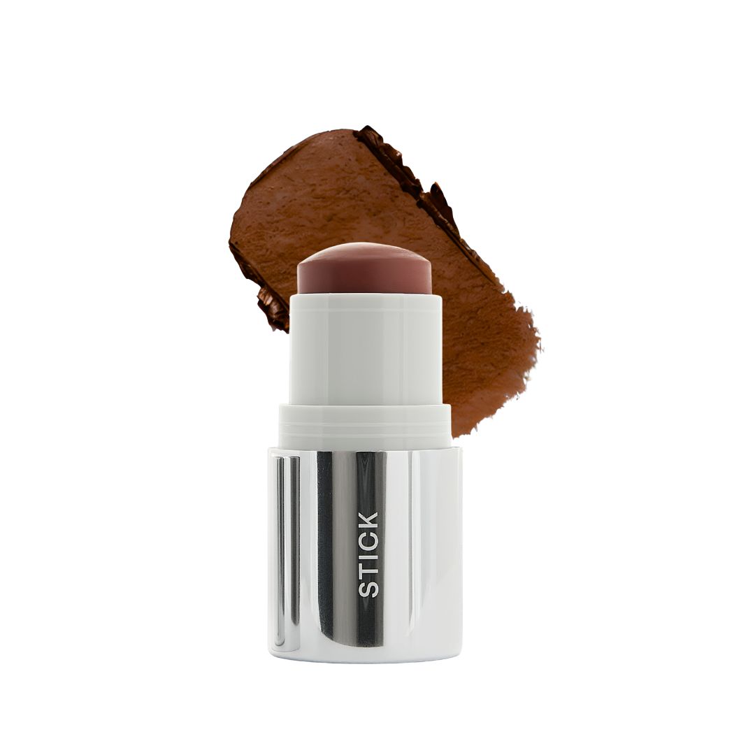 Bronze-Make-up-Stick mit silberner Hülse. Auf dem Stick steht "STICK". Daneben ein Farbfleck.