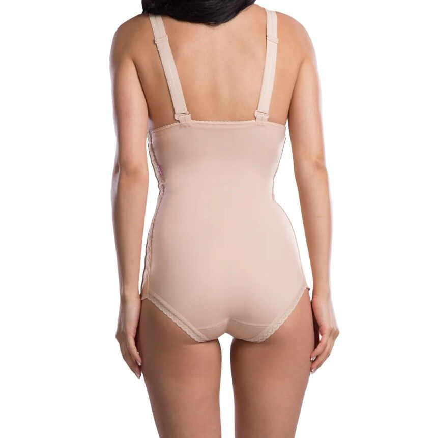Rückansicht eines beigefarbenen Kompressionsbodys. Träger, Spitze am Beinabschluss. Figur wird betont.