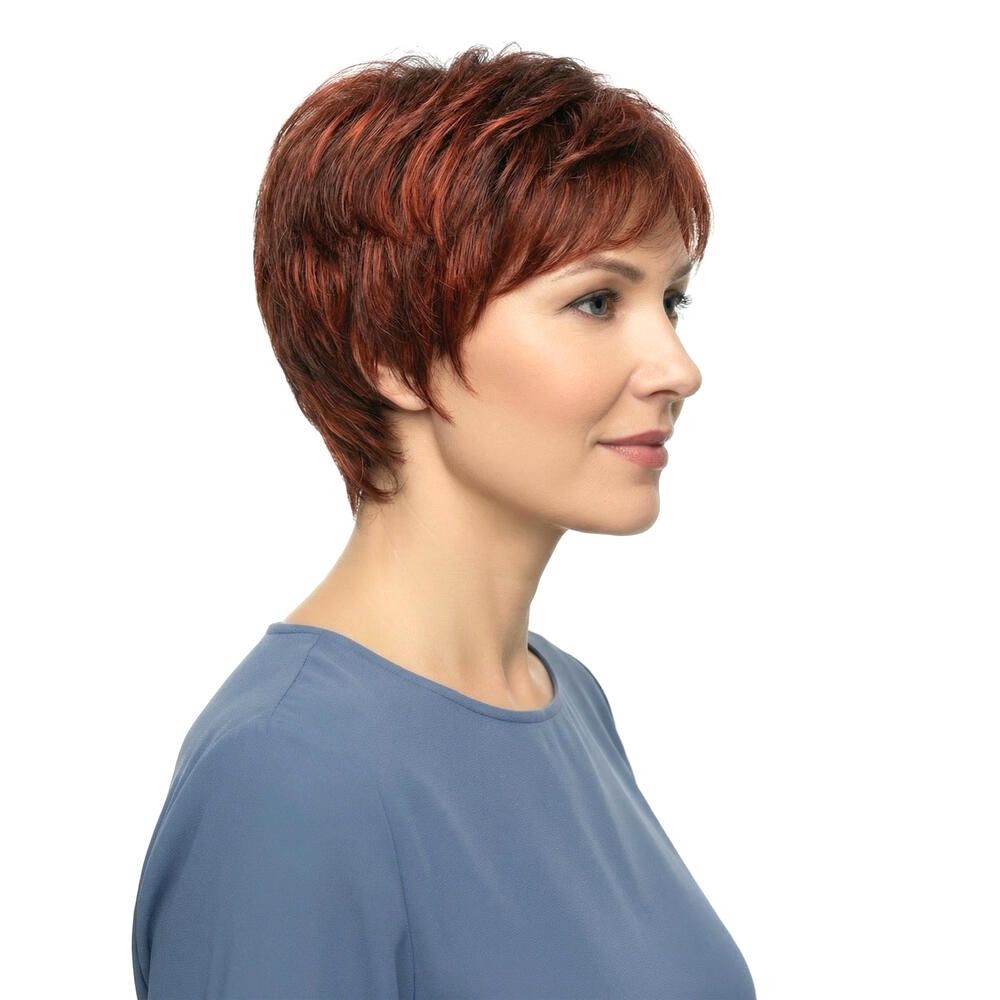 Kurzhaarperücke in Rotbraun. Seitenansicht einer Frau mit Perücke. Das Haar ist kurz geschnitten und leicht gewellt.