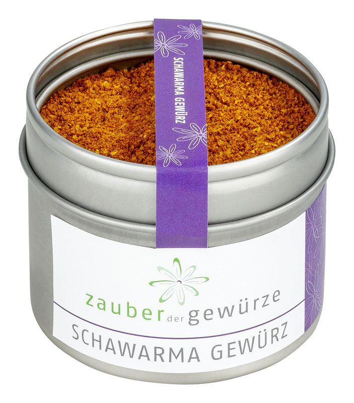 Runde Dose mit Gewürzmischung. Weißes Etikett mit Text: Zauber der Gewürze Schawarma Gewürz. Lila Band mit Text.