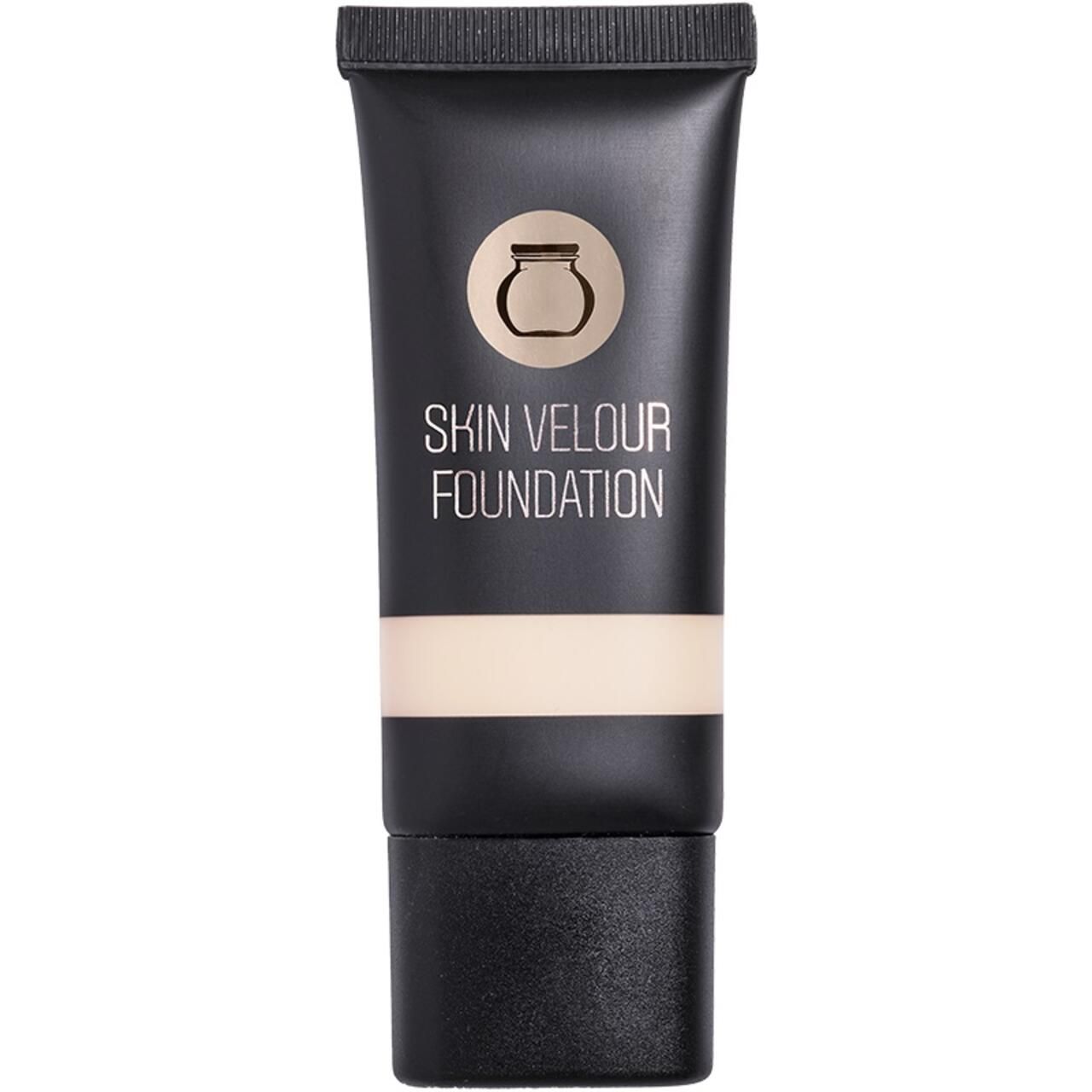 Schwarze Tube mit beiger Foundation. Aufschrift: Skin Velour Foundation. Oben Logo mit Krug. Schwarzer Schraubverschluss.