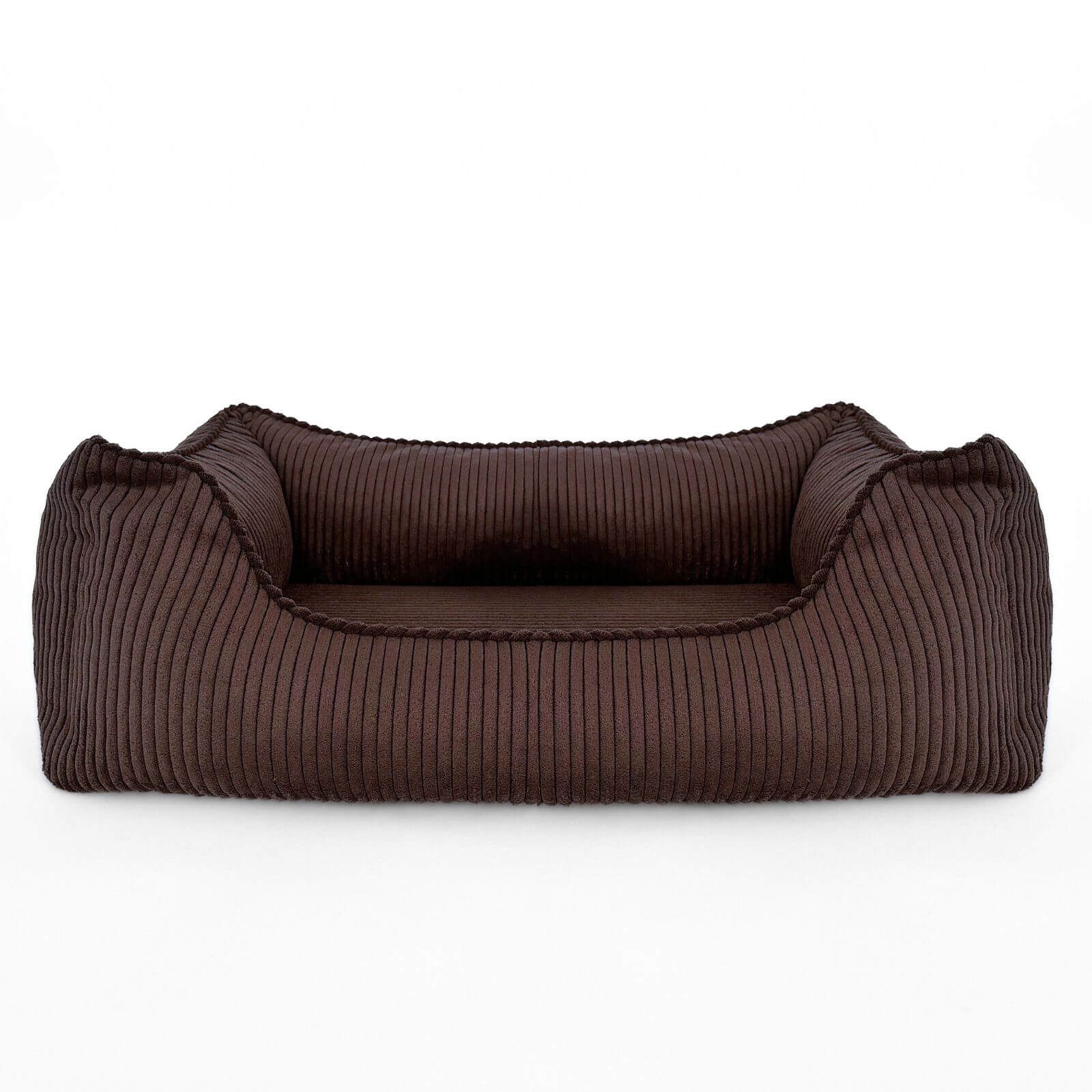Braunes Hundebett mit geriffelter Oberfläche. Rechteckige Form mit erhöhten Seiten und einem niedrigeren Eingang.