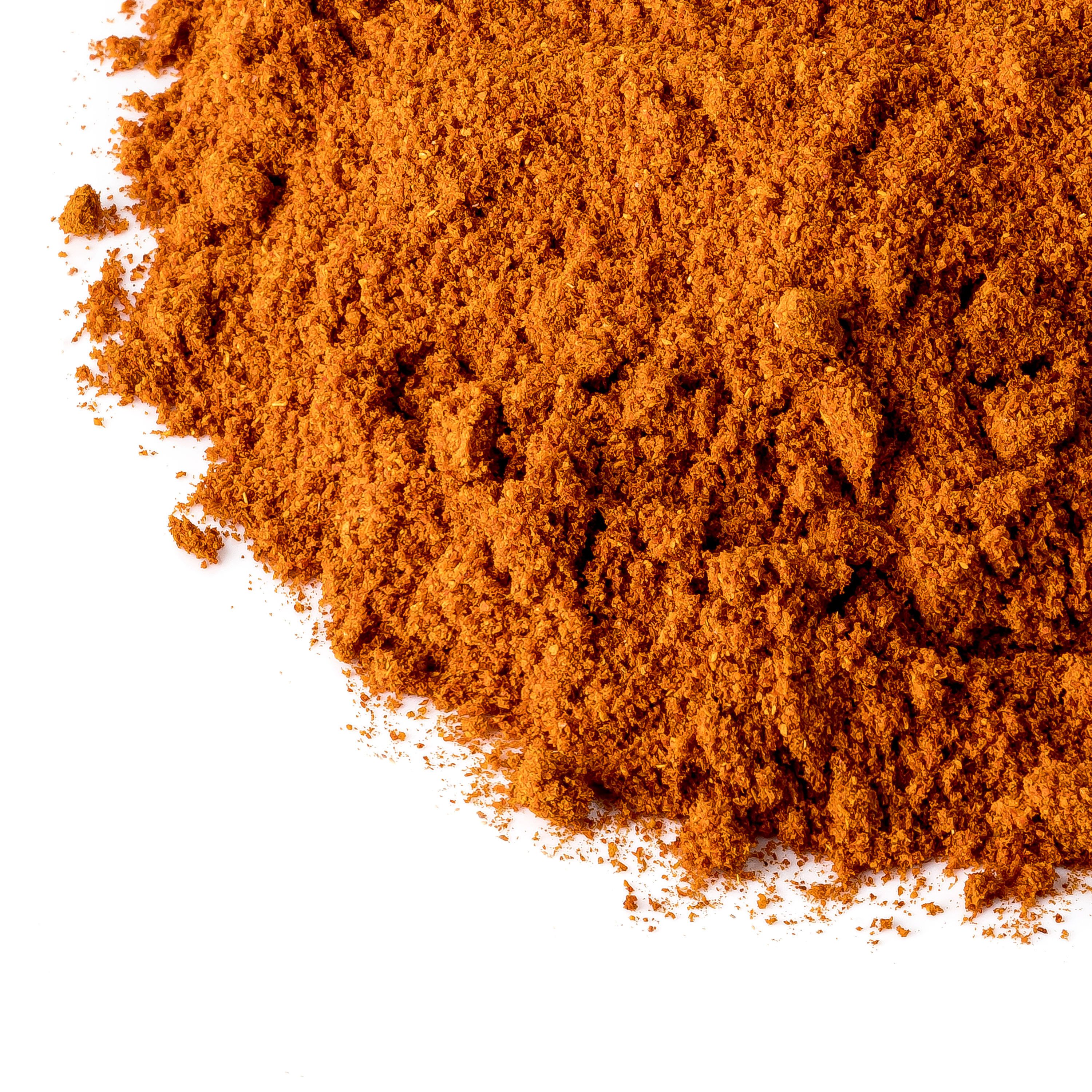 Haufen Paprika edelsüß Pulver, orangefarben. Nahaufnahme, vor weißem Hintergrund.