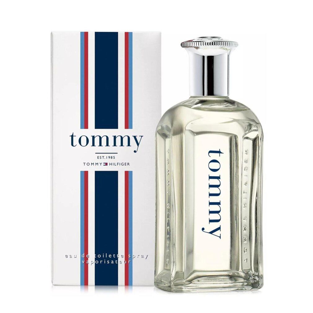 Tommy Hilfiger Eau de Toilette Flakon und Verpackung. Flakon mit blauem Schriftzug. Verpackung mit Streifenmuster.