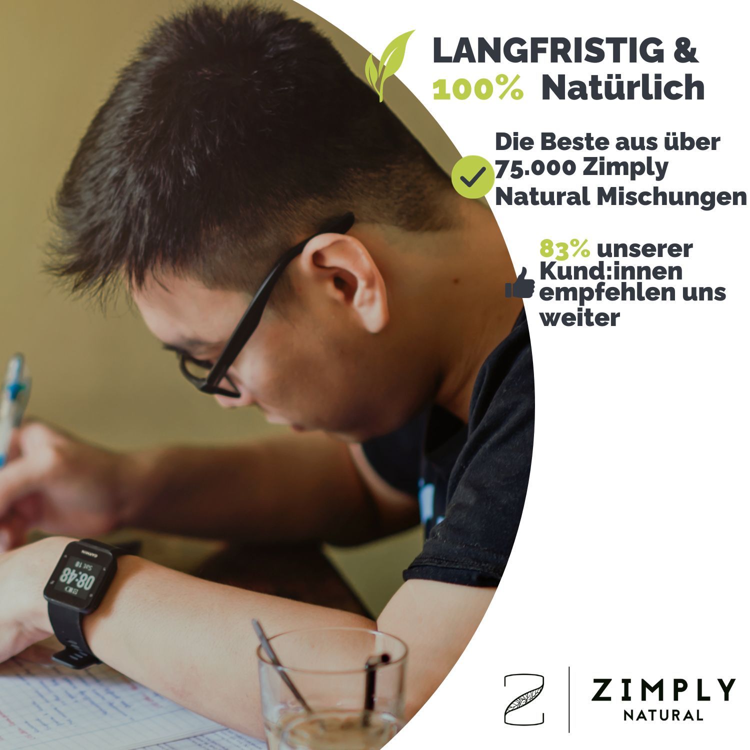 Ein Mann mit Brille schreibt. Text: Langfristig & 100% Natürlich. 83% unserer Kund:innen empfehlen uns weiter. Logo.