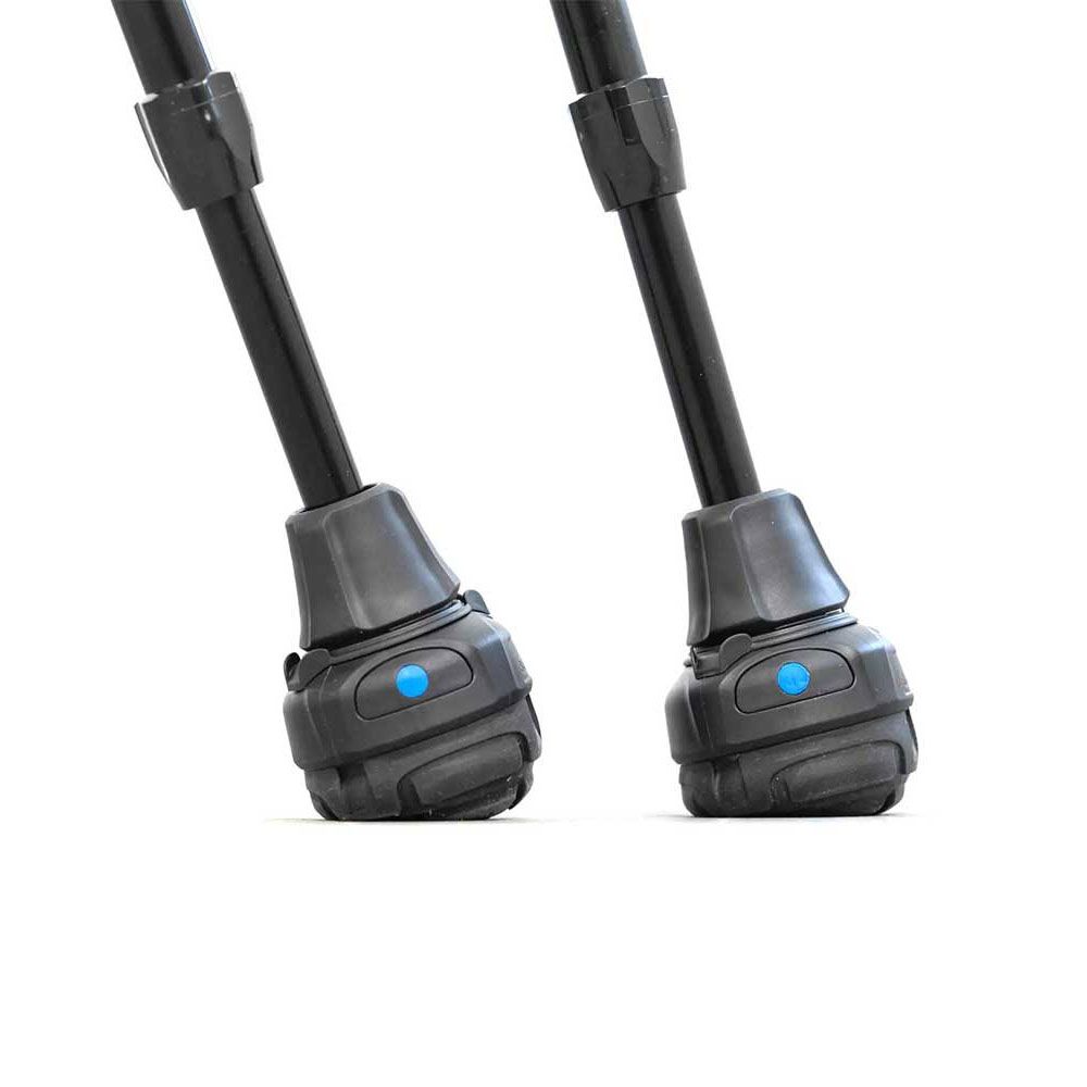 Zwei schwarze Krückenfüße mit grauen Gummispitzen und blauen Akzenten. Detailaufnahme auf weißem Hintergrund.