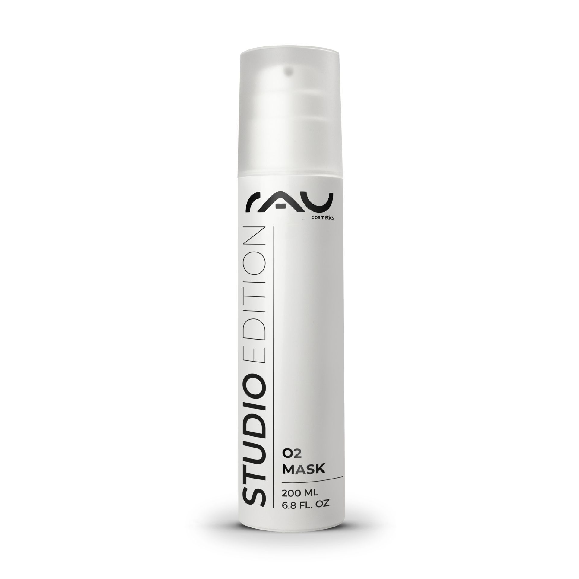 Weiße Flasche mit Sprühkopf. Aufschrift: STUDIO EDITION, O2 MASK, 200 ml, 6.8 FL. OZ. Marke: RAU Cosmetics.