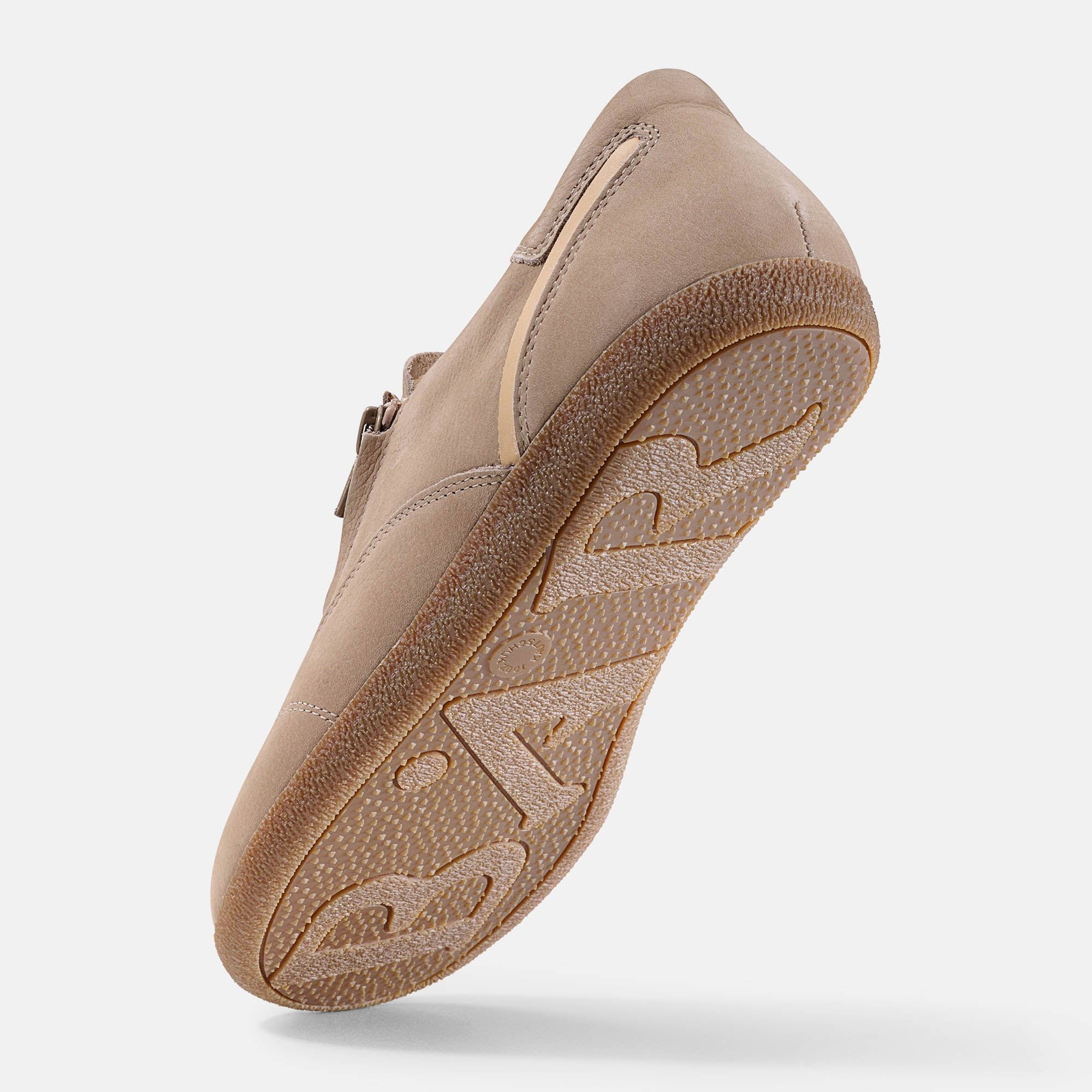 Beiger Schnürschuh, Unterseite. Flache Sohle, hellbraune Schnürsenkel. BÄR Logo auf der Sohle.