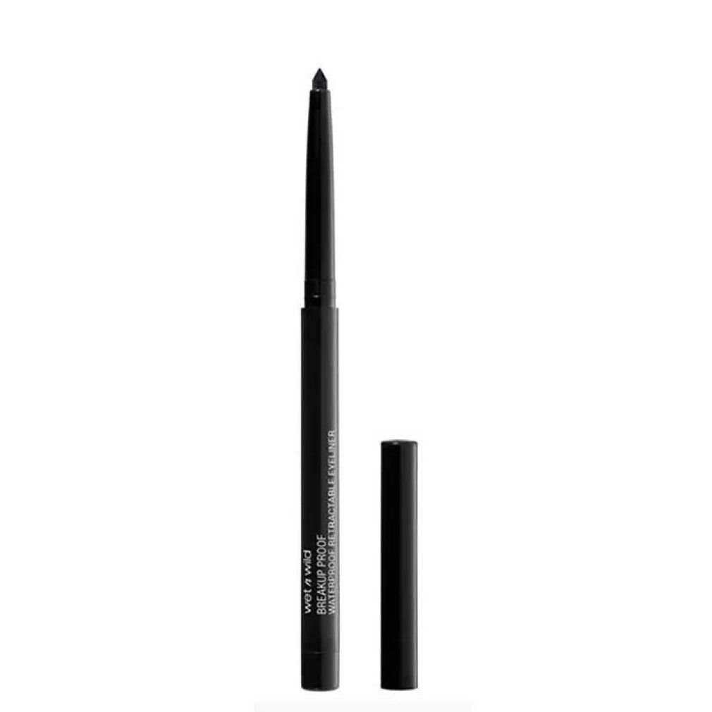 Schwarzer, ausziehbarer Eyeliner mit schwarzer Kappe. Auf dem Stift steht "Wet n Wild Breakup Proof Retractable Eyeliner".