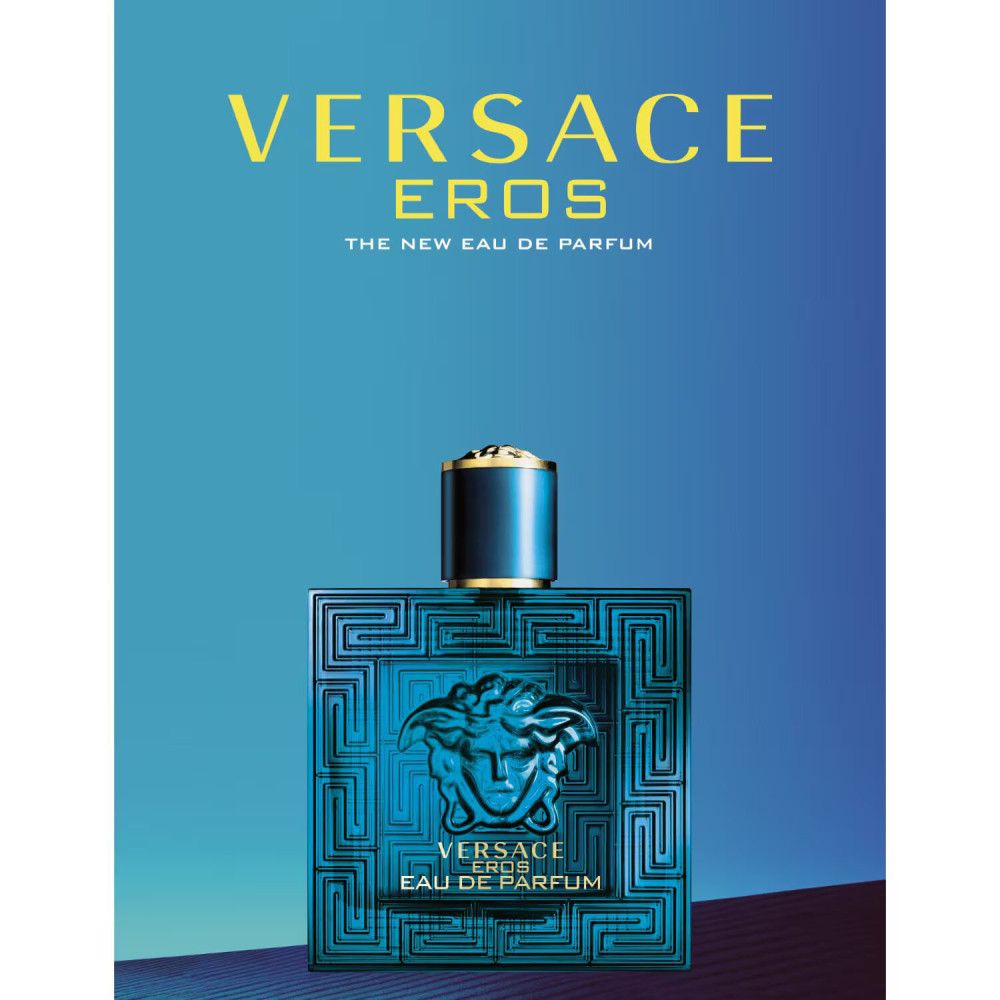 Blaues Parfümflakon mit goldenem Deckel. Aufschrift: VERSACE EROS. Quadratische Form mit Reliefmuster.