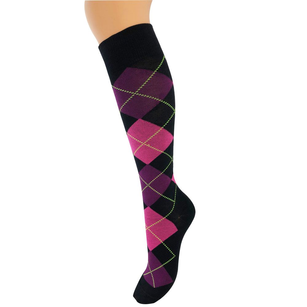 Kniestrümpfe mit Argyle-Muster in Schwarz, Pink und Lila. Grünliche Linien akzentuieren die Rauten. Auf einem Bein präsentiert.