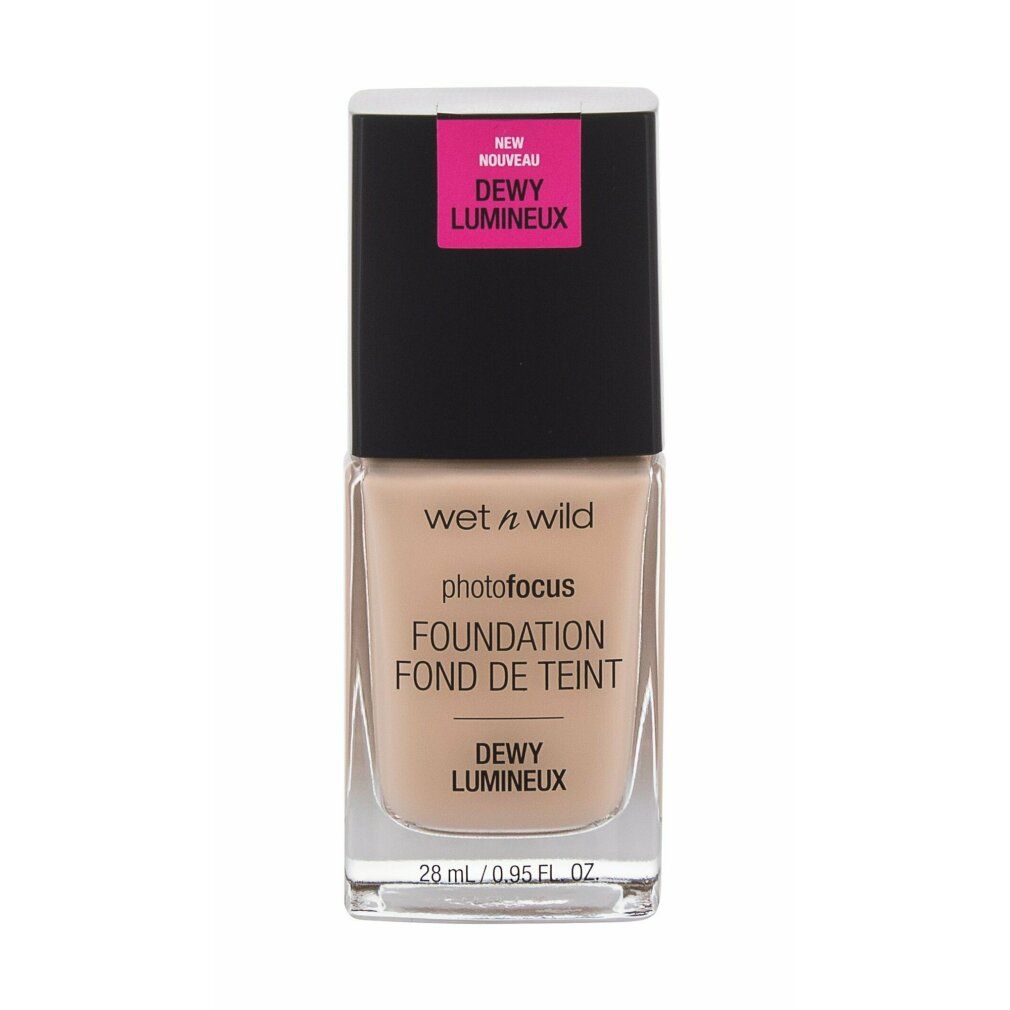Foundation-Flakon mit schwarzem Deckel und pinkfarbenem Aufkleber. Aufschrift: Wet n Wild Photo Focus Foundation Dewy. Farbe: Soft Ivory.