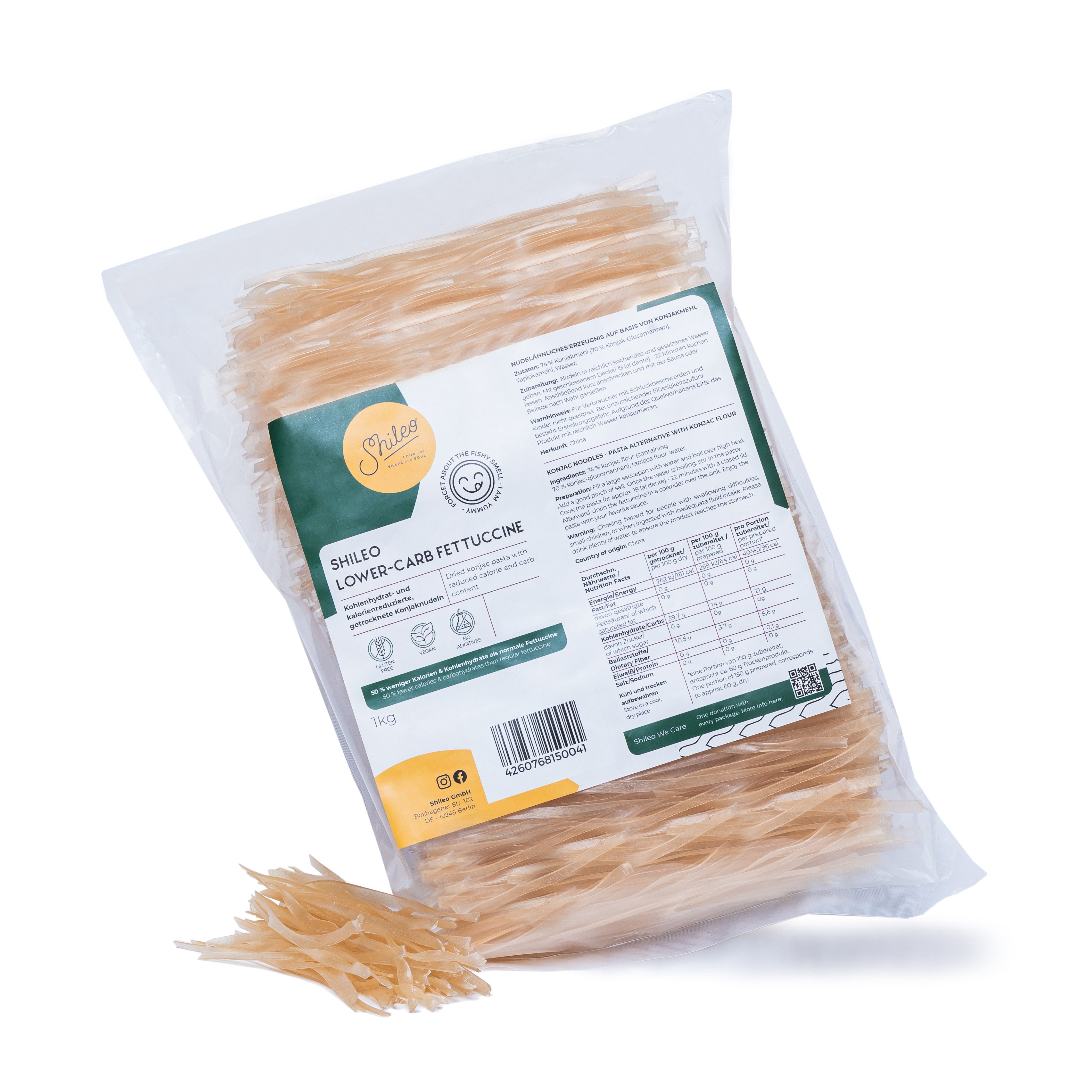 Verpackung SHILEO Lower-Carb Fettuccine. Klare Plastikverpackung mit Produktinformationen. Einige Nudeln liegen daneben.