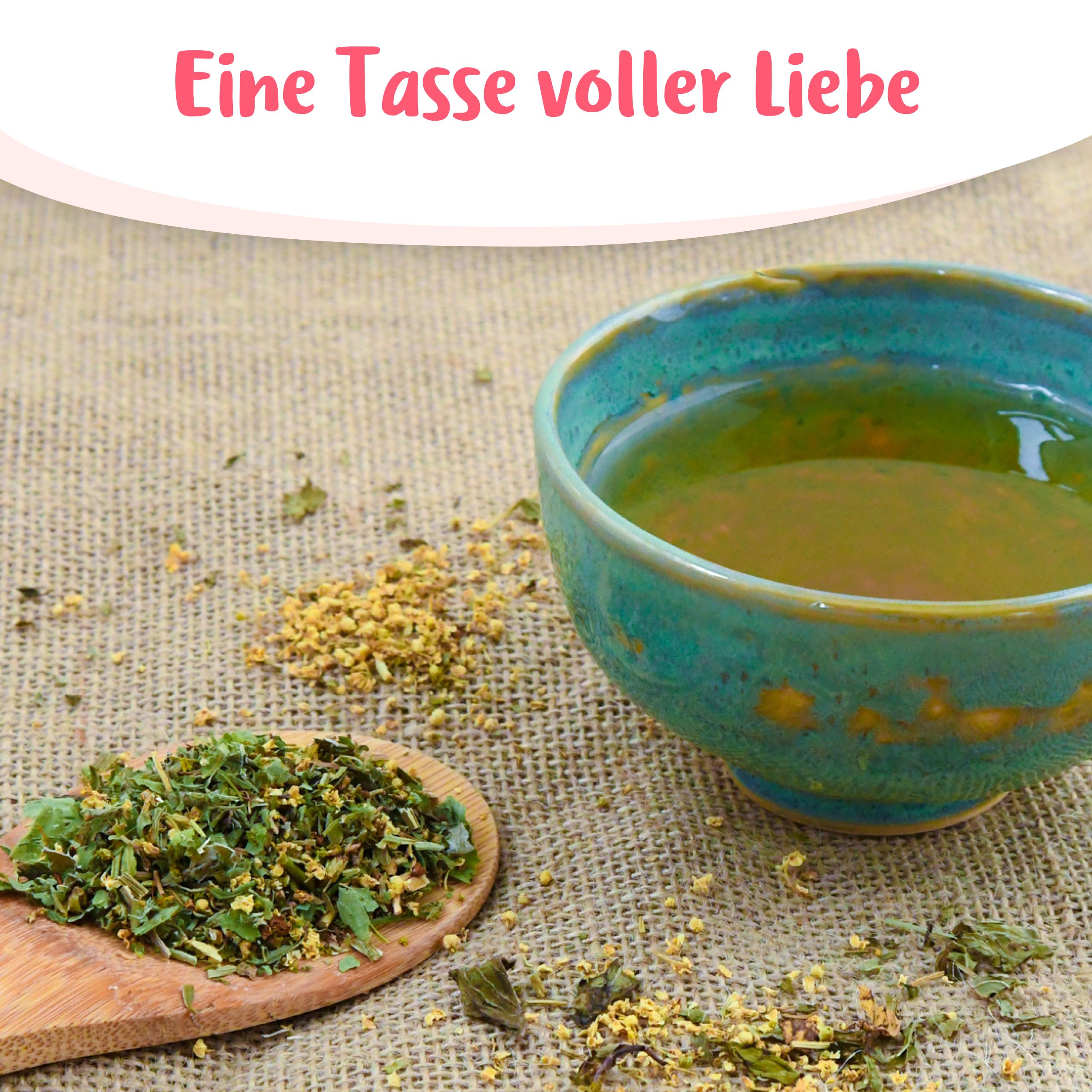 Eine Tasse grüner Tee mit Kräutern daneben auf grobem Stoff.