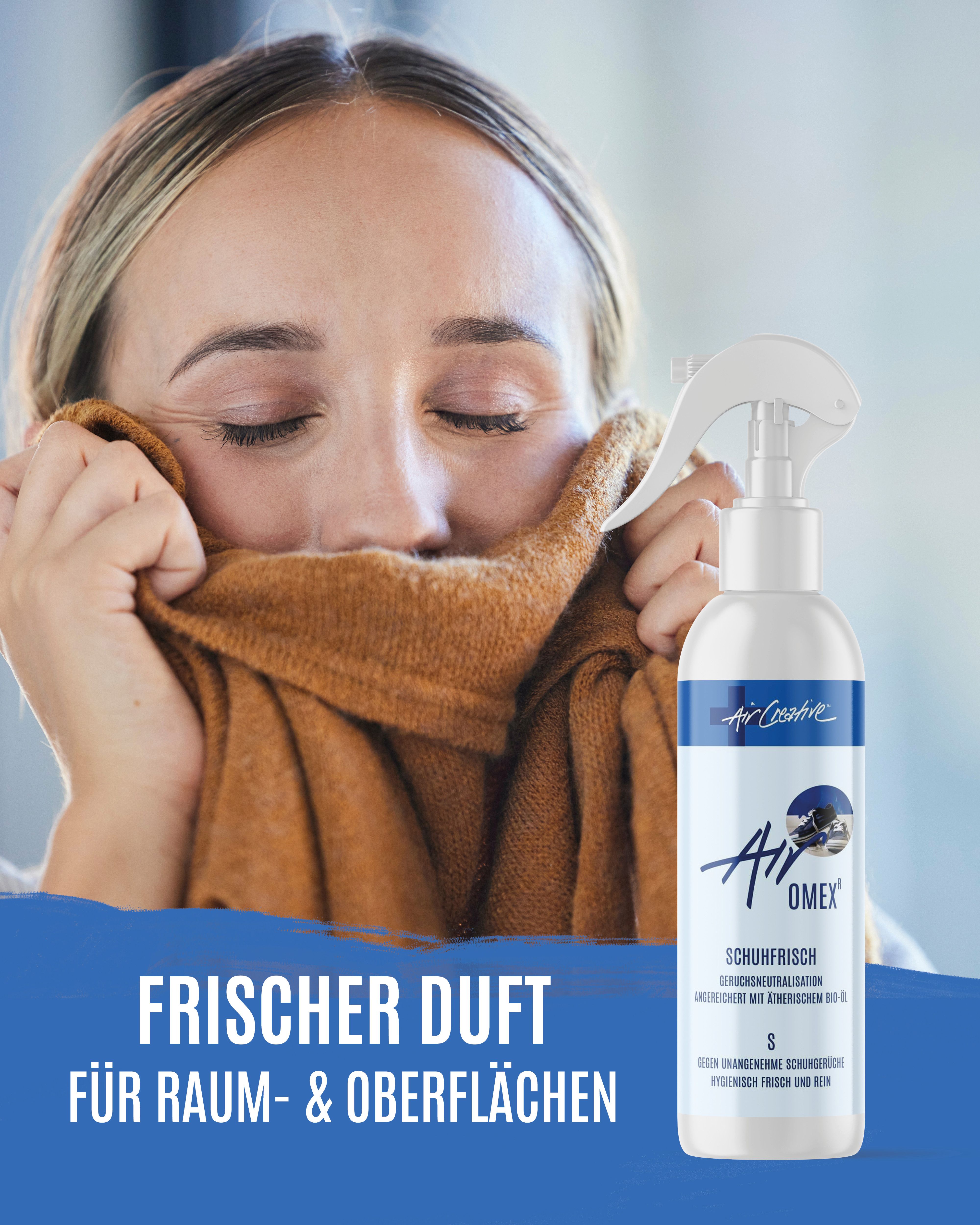 Frau riecht an einem Pullover und Spray. Aufschrift: Frischer Duft für Raum- & Oberflächen. Spray mit Produktnamen: Air Creative, Airomex, Schuhfrisch.