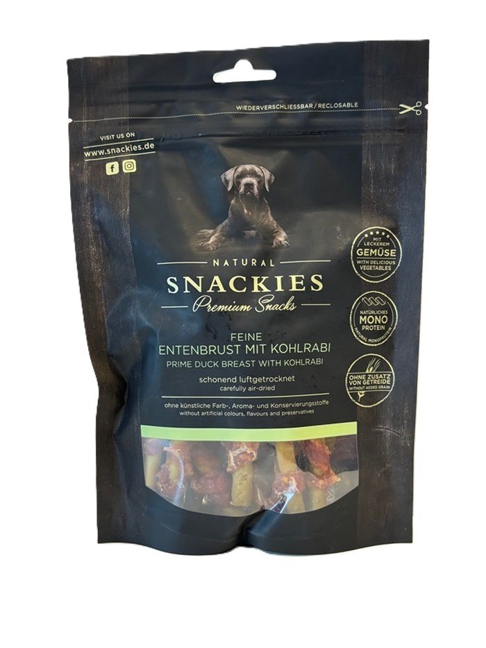 Verpackung von Snackies Feine Entenbrust mit Kohlrabi. Schwarze Tüte mit Produktbild und Text. Enthält getrocknete Entenbrust.