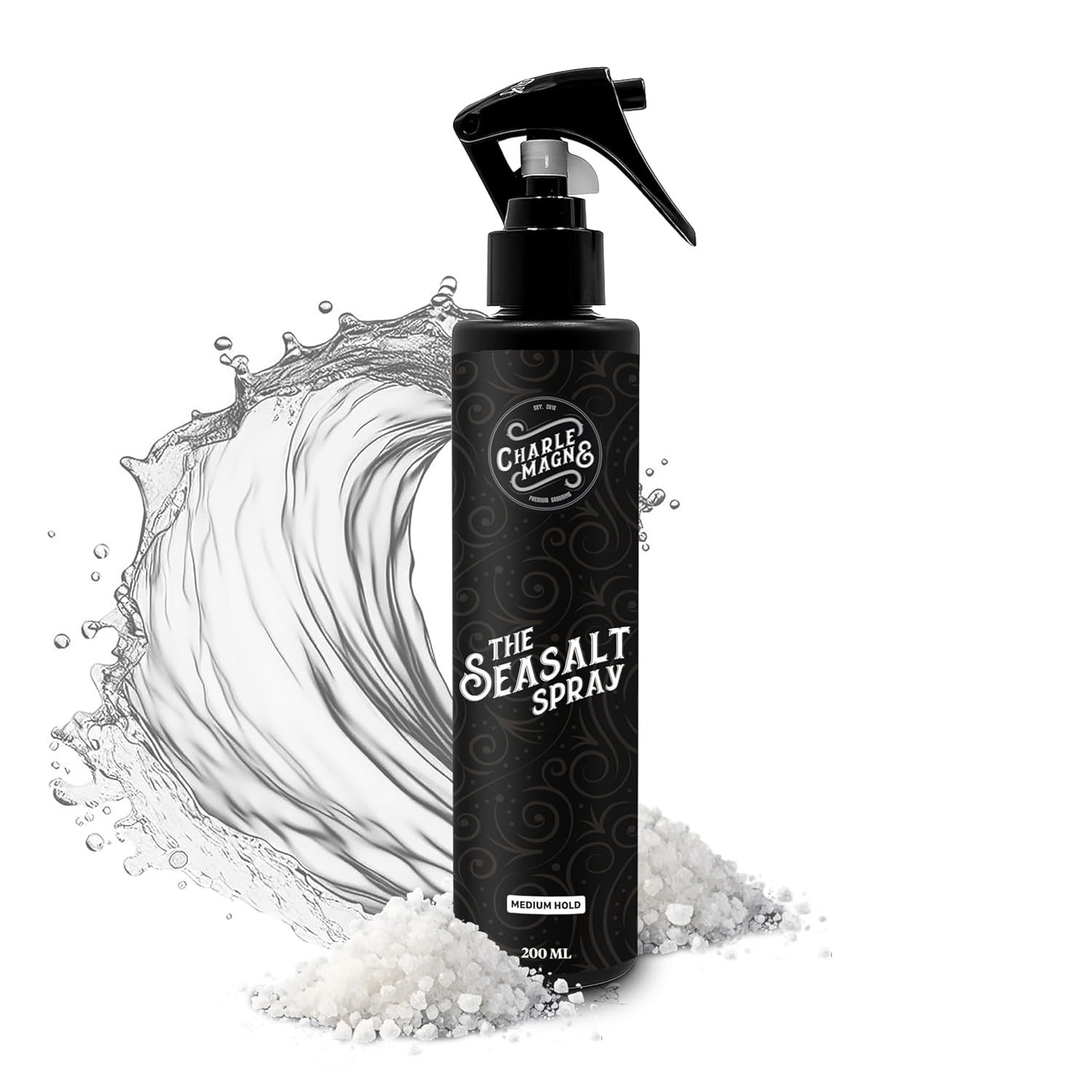 Schwarze Sprühflasche mit Aufschrift "THE SEASALT SPRAY". Darunter Meersalz und Wasserspritzer. Marke: Charlemagne.