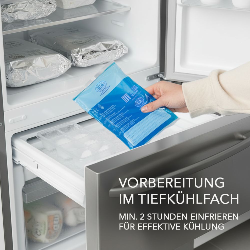 Hand legt Kompresse in Gefrierfach. Text: Vorbereitung im Tiefkühlfach. Min. 2 Stunden einfrieren für effektive Kühlung.