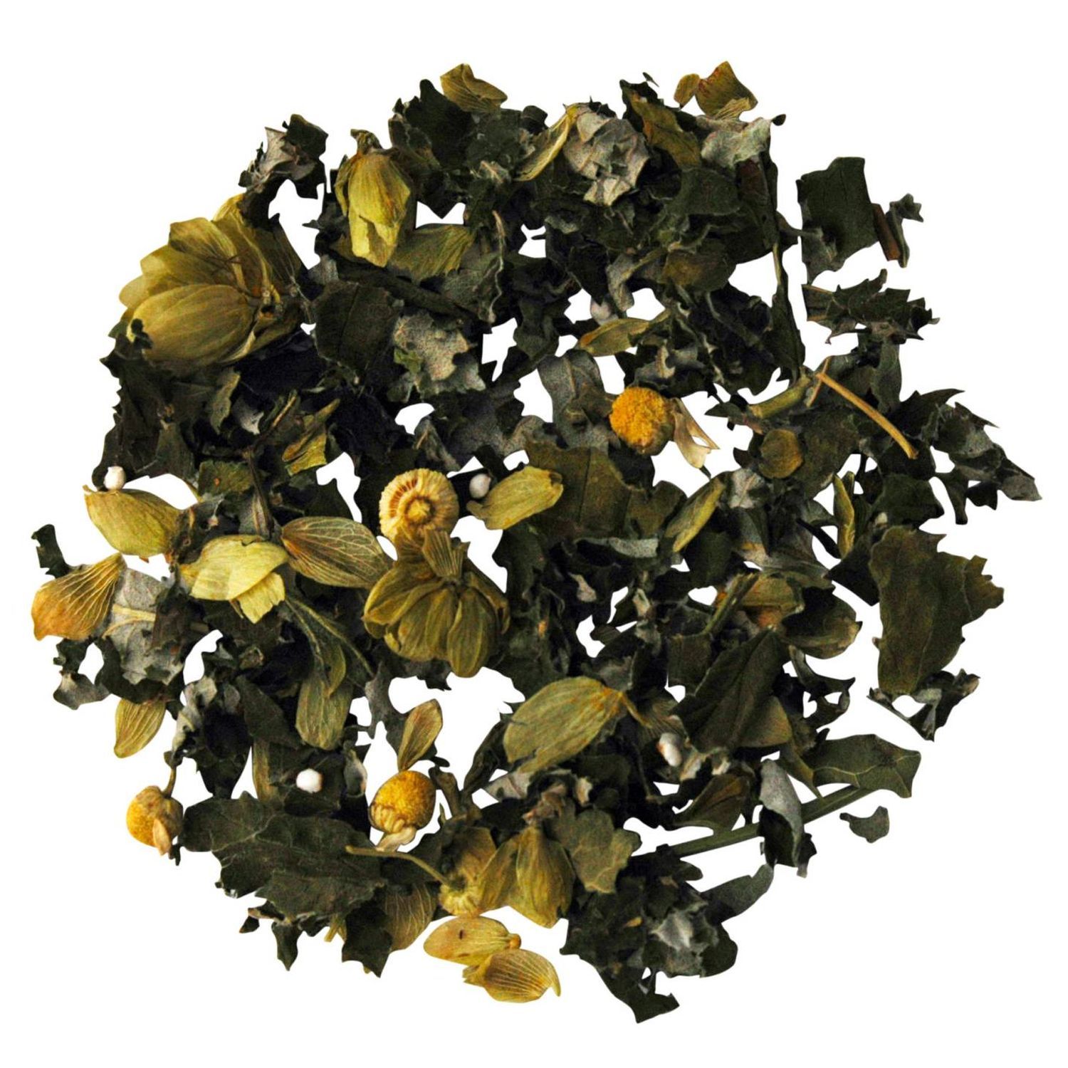 Nahaufnahme von losem Kräutertee. Blätter, Blüten und Knospen. Helle und dunkle Grüntöne, gelbe Blüten. Auf weißem Hintergrund.