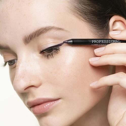 Frau trägt KORRES Eyeliner auf. Schwarzer Stift, Text: PROFESSIONAL LONG LASTING.