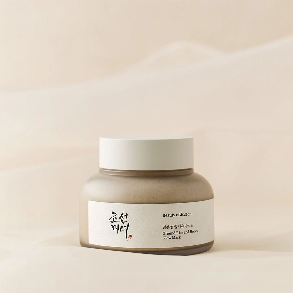Behälter mit BEAUTY OF JOSEON Ground Rice and Honey Glow Mask, cremefarben.