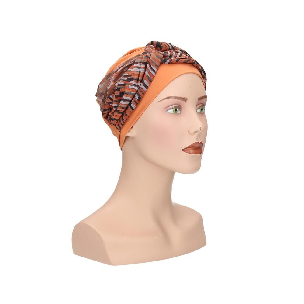 Turban mit orangefarbenem Unterteil und gemustertem Oberteil. Auf einer Schaufensterpuppe, Seitenansicht.