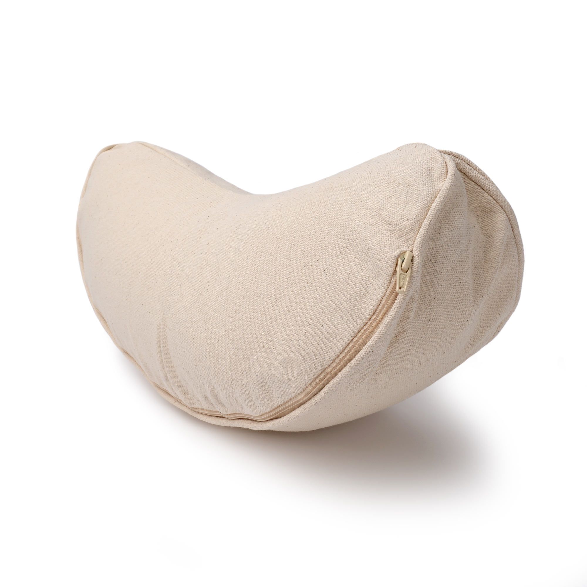 Halbmond-Yogakissen aus Naturstoff mit sichtbarem Reißverschluss an der Seite.