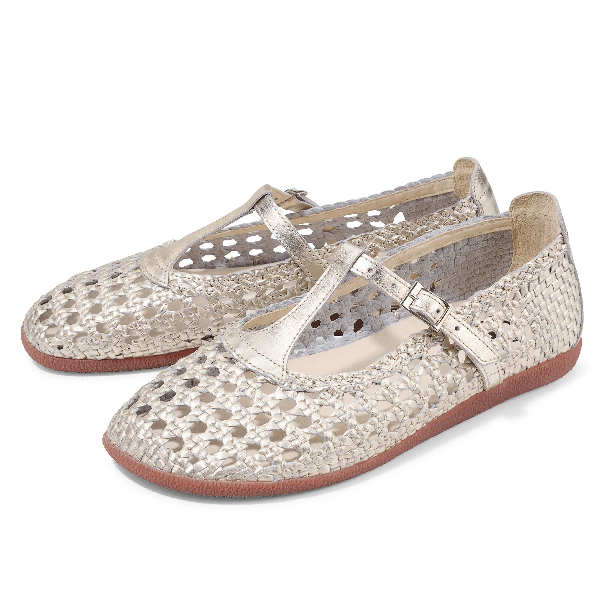 Zwei goldfarbene BÄR Schuhe Colleen Damen Slipper. Offenes, geflochtenes Obermaterial, T-Riemen mit Schnalle, breite Passform.