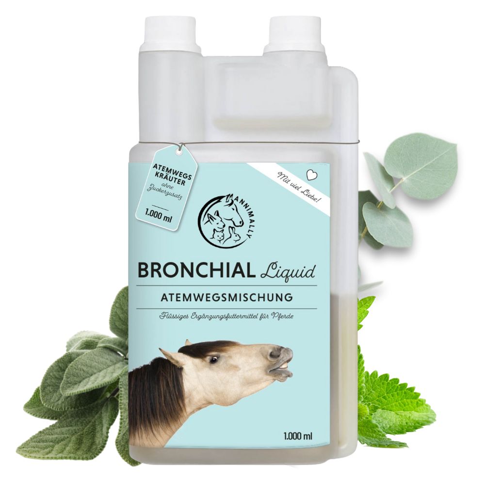 Transparente Flasche mit Produktetikett. Text: Bronchial Liquid, Atemwegsmischung. Kräuter und Blätter als Dekoration. 1.000 ml.