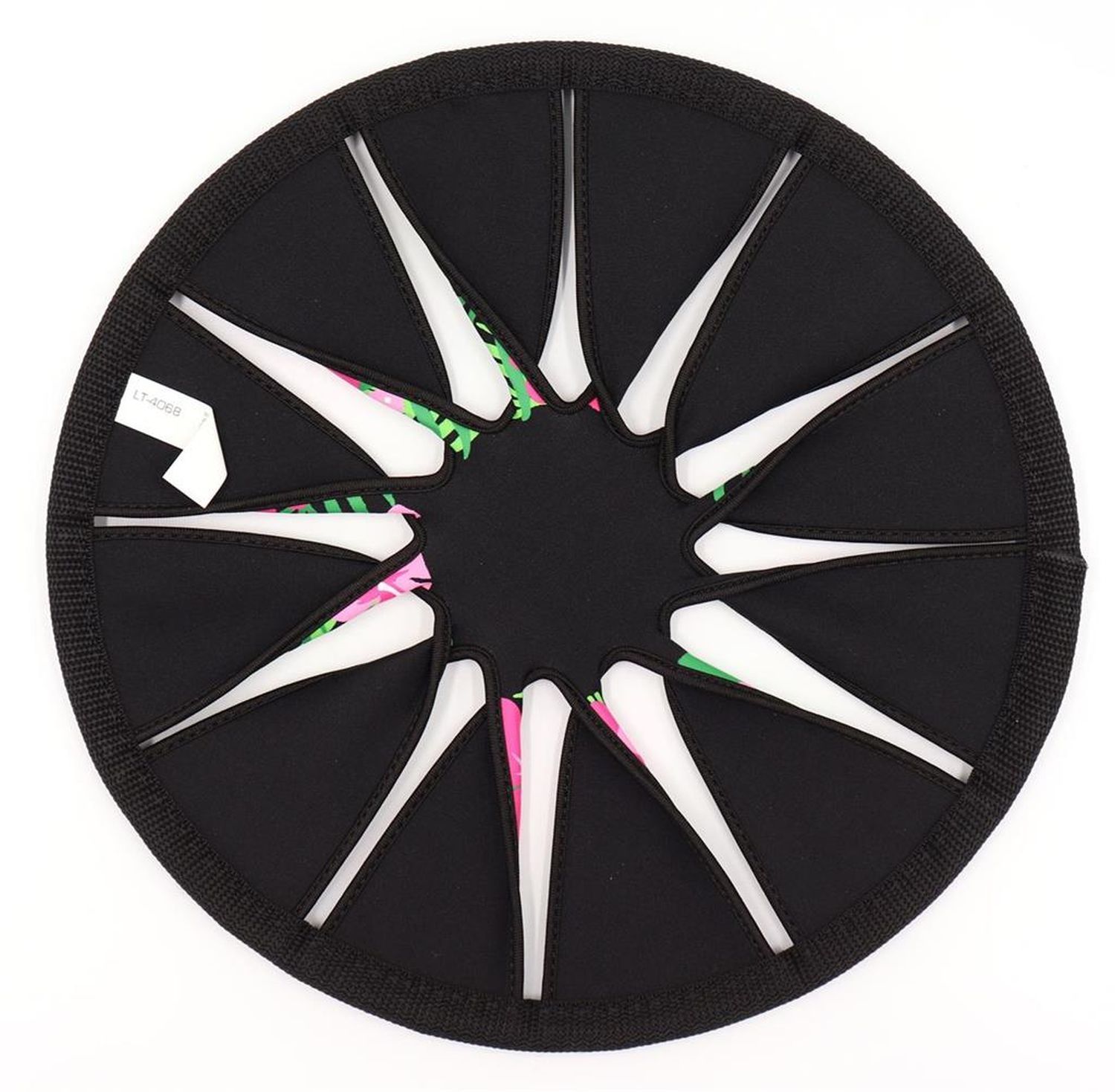 Rückseite des Flying Disk. Schwarzer Rand, weiße Speichen, tropisches Blumenmuster.